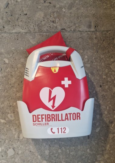 Auf dem Bild befindet sich ein Defibrillator