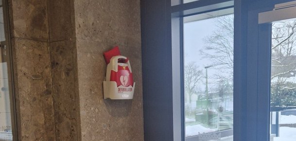 Auf dem Bild befindet sich der neue Defibrillator im Eingangsbereich des Rathauses