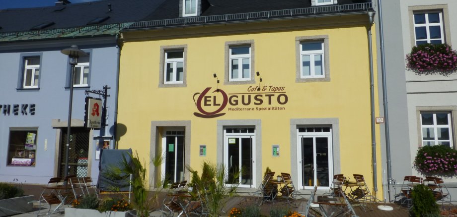 Das Bild zeigt das El Gusto von außen, davor ist der Biergarten ersichtlich.