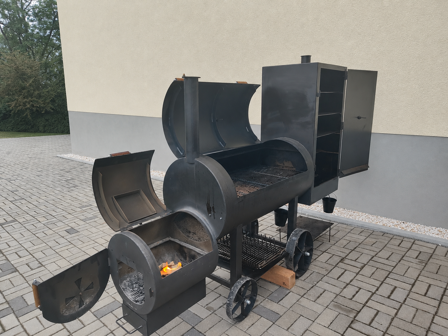 Auf dem Bild ist ein Smoker zu sehen.