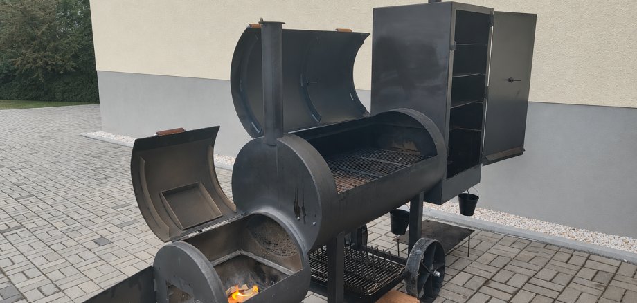 Auf dem Bild ist ein Smoker zu sehen.