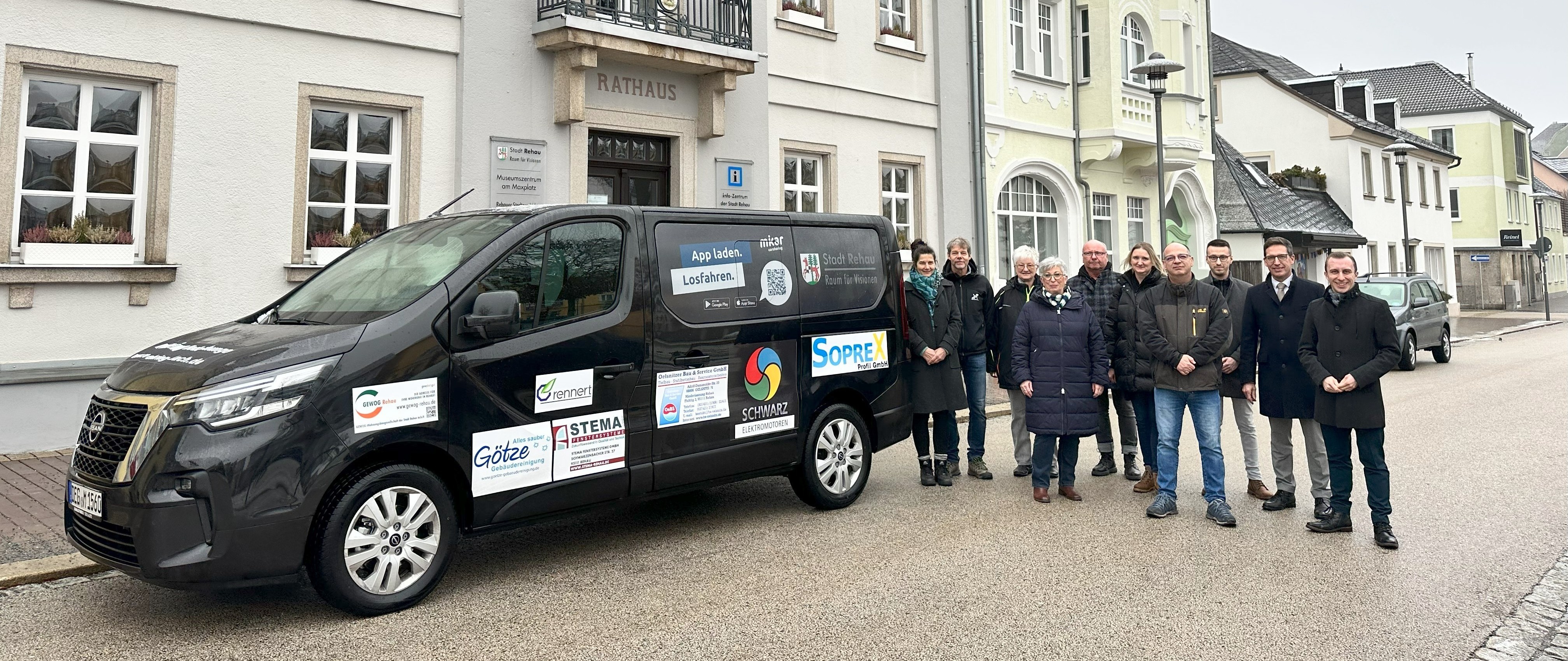 Das Bild zeigt das neue Mikar der Stadt Rehau und daneben die Vertreter der Sponsoren, die das Angebot ermöglicht haben.