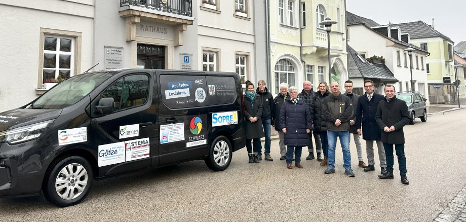 Das Bild zeigt das neue Mikar der Stadt Rehau und daneben die Vertreter der Sponsoren, die das Angebot ermöglicht haben.