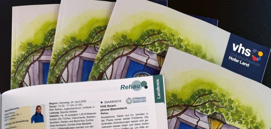 Das Bild zeigt Programmhefte der VHS Hofer Land