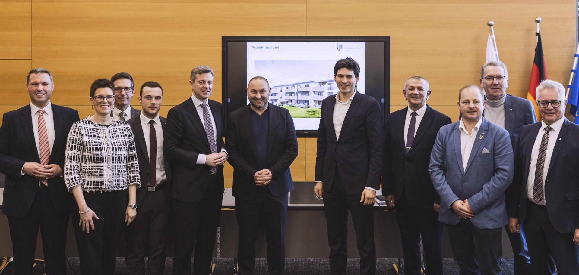 Das Bild zeigt von links nach rechts: Alexander Kätzel (Bürgermeister Töpen), Patricia Rubner (Bürgermeisterin Berg), Michael Abraham (Bürgermeister Rehau), Maximilian Stöckl (Büroleiter Landtagsabgeordneter Kristan v. Waldenfels), Landrat Dr. Oliver Bär, Jürgen Baumgärtner (Vorsitzender Aufsichtsrat BayernHeim GmbH), Landtagsabgeordneter Kristan von Waldenfels, Frank Stumpf (Bürgermeister Naila), Sven Dietrich (Bürgermeister Trogen), Bert Horn (Bürgermeister Bad Steben), Stefan Pöhlmann (Bürgermeister Helmbrechts)