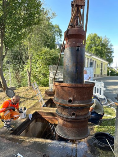 Das Bild zeigt eine der beiden Pumpen im Regenüberlaufbecken in der Bahnhofstraße, als sie aufgrund der Wartungsarbeiten von einem Kran herausgehoben wurde.