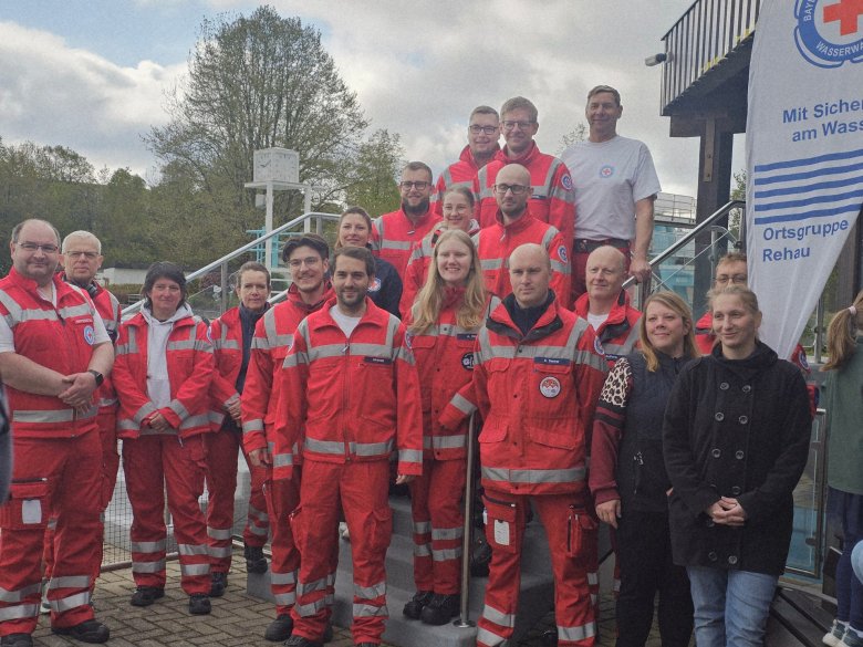 Auf dem Bild ist das Team der Wasserwacht Rehau zu sehen.