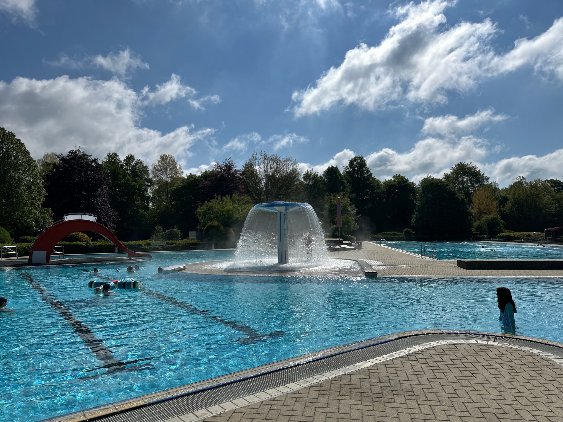 Auf dem Bild ist das Schwimmbecken des Rehauer Freibads zu sehen.