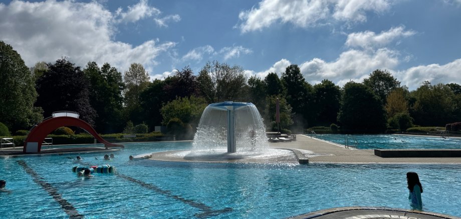 Auf dem Bild ist das Schwimmbecken des Rehauer Freibads zu sehen.