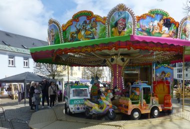 Das Bild zeigt einen vergangenen Frühlingsmarkt. Konkret ist ein Kinderkarussell zu sehen.