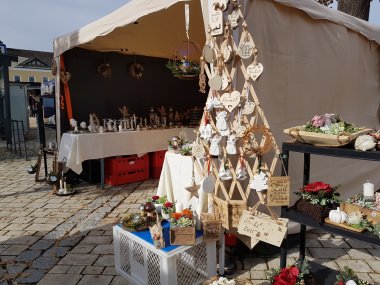 Auf dem Foto ist ein Marktstand des Rehauer Herbstmarktes 2025 zu sehen. Konkret handelt es sich um Aritkel aus Holz, die mit modernen Sprüchen versehen sind.