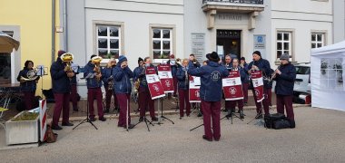 Auf dem Bild ist der Musikverein Rehau zu sehen, wie er vor dem Alten Rathaus in Rehau spielt.