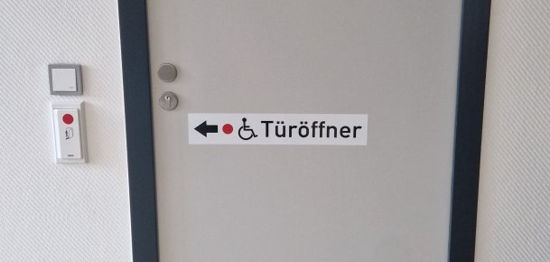 Das Bild zeigt die Tür des Einwohnermeldeamts mit dem automatischen Türöffner