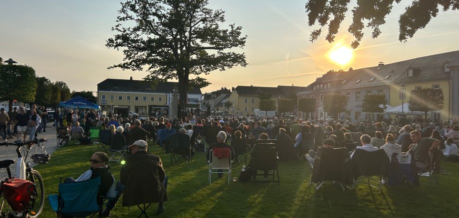 Auf dem Bild ist der Maxplatz während eines Stuhlkonzerts 2025 zu sehen.