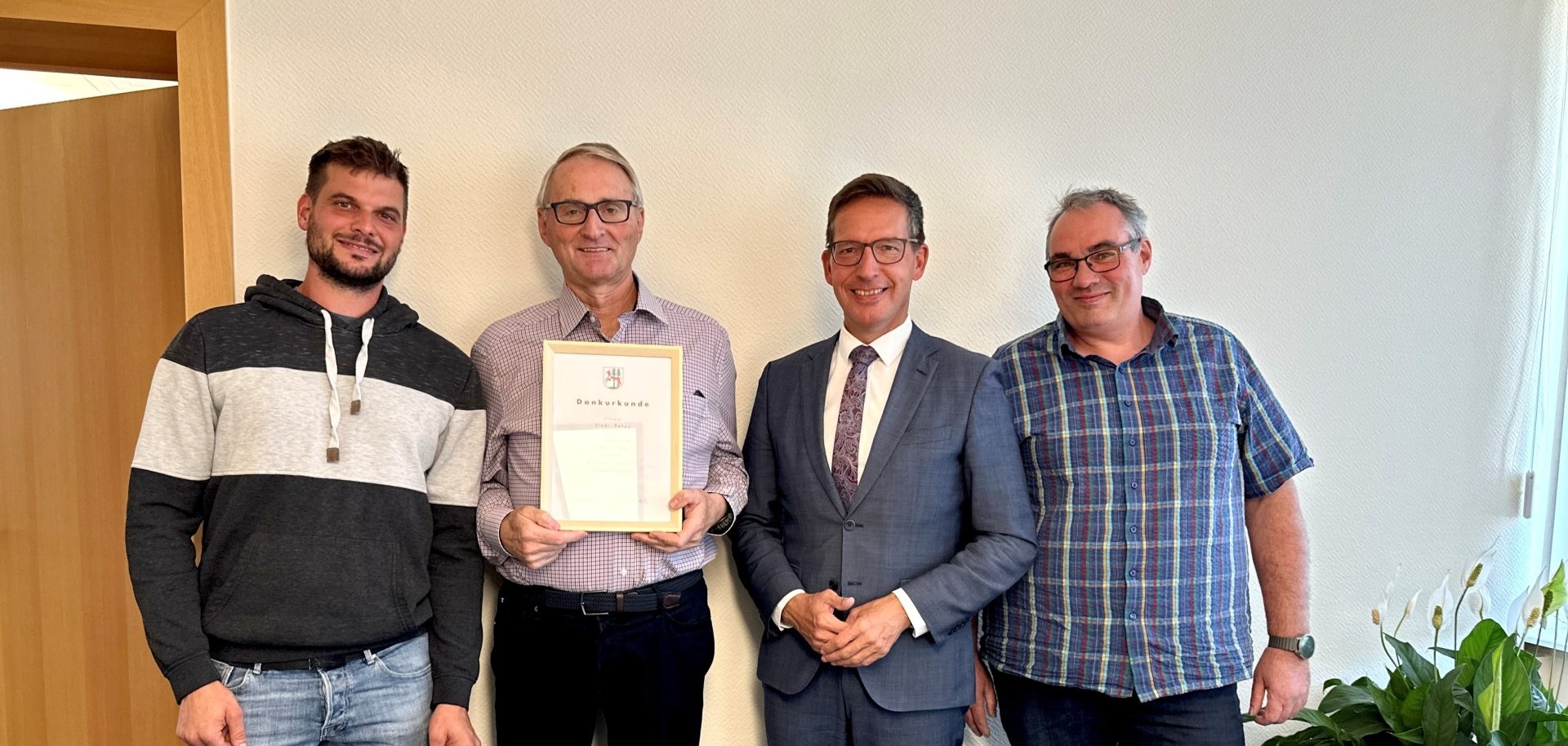 Das Bild zeigt Ersten Bürgermeister Michael Abraham (Dritter von Links), den stellvertretenden Bauhofleiter Christian Stelzig (rechts) und Christoph Reingruber (links), die dem Jubilar Roland Treichel zu seinem Dienstjubiläum gratulierten.