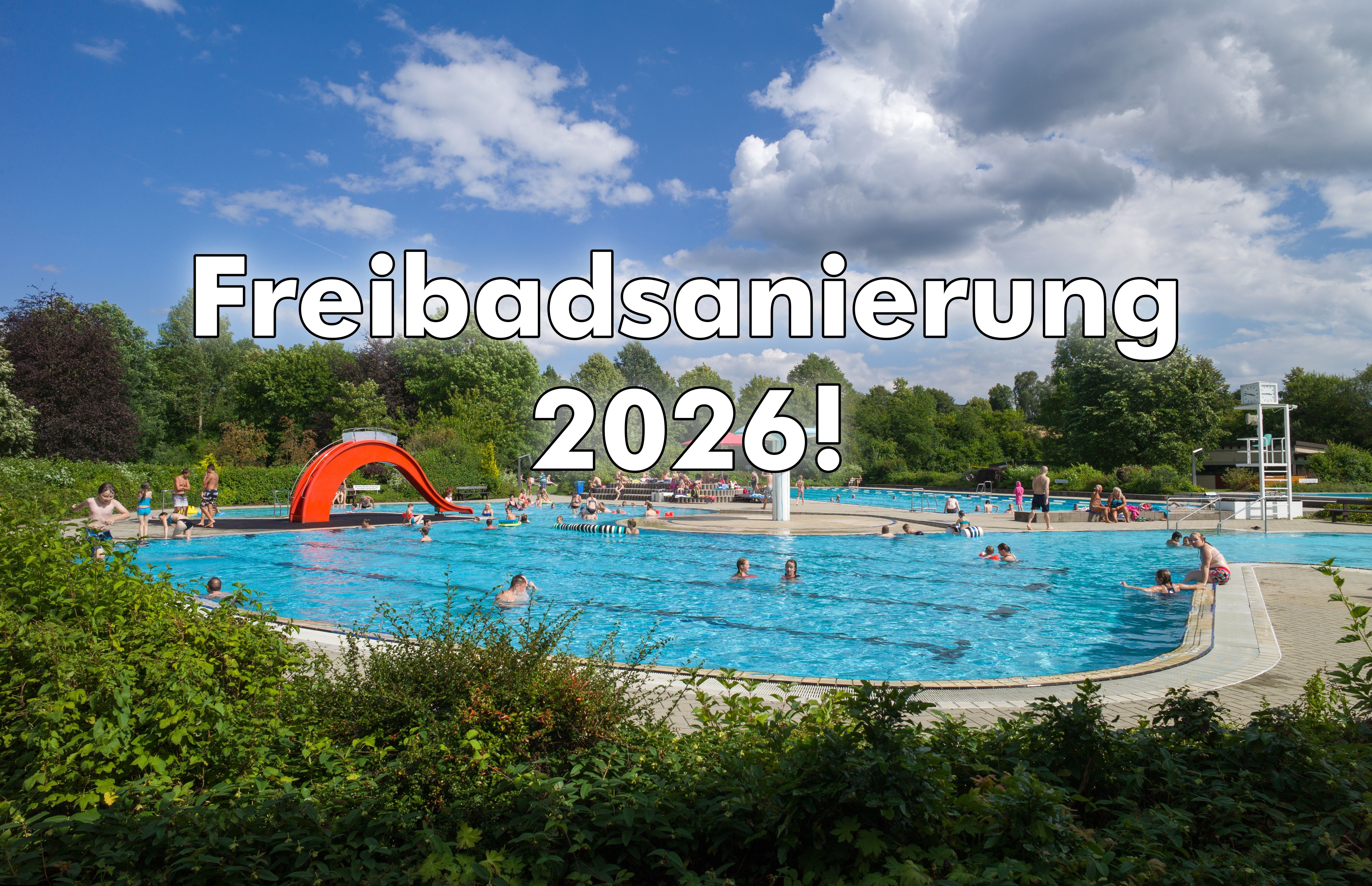 Das Bild zeigt das Rehauer Freibad im Hintergrund mit der Aufschrift "Freibadsanierung 2026!" davor.
