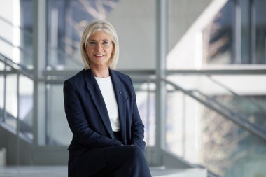 Die Grafik zeigt Staatsministerin Ulrike Scharf, MdL,