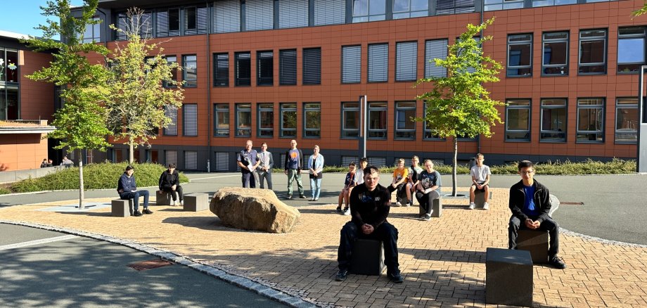 Auf dem Bild sind die ehrenamtlichen Schülerlotsen vor Polizeihauptkommissar Müller, Bürgermeister Abraham, Rektor Ruckdeschel und Leiterin der AG Schülerlotsen, Frau Rettschlag, zu sehen.