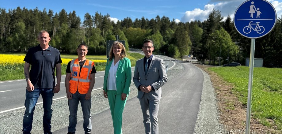 Das Bild zeigt von links Alexander Zirbs (Bauamt der Stadt Rehau), Bert Neuber (Staatliches Bauamt Bayreuth), 2. Bürgermeisterin Alexandra Prüfer sowie Bürgermeister Michael Abraham bei der Ortsbegehung des kürzlich fertiggestellten Abschnitts des Fahrradwegs im Bereich Seelohe.