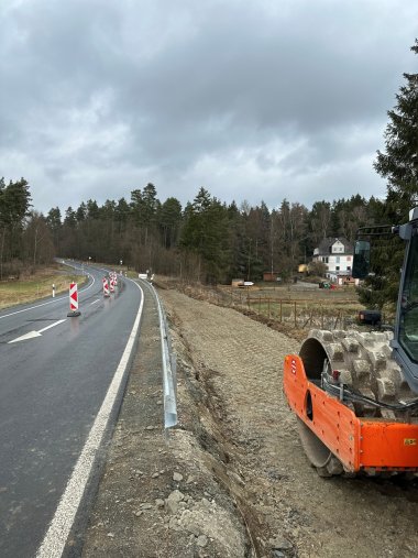 Das Bild zeigt den Baustellenbereich, in welchem der neue Radweg neben der Straße gebaut wird.