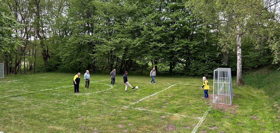 Im Bild sind von rechts nach links zu sehen: 1. Vorsitzende der Siedlergemeinschaft Rehau e.V. Sabine Kormann-Frotscher, Schriftführer Bernd Rocktäschel, 1. Bürgermeister Michael Abraham und weitere Vereinsmitglieder auf dem Bolzplatz beim Siedlerheim im Potrasweg.