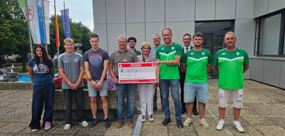 Auf dem Bild ist die Spendenübergabe des Jugendstadtrats, der Stadt Rehau, der Strunz Stiftung und der Firma Böhme an den VfB Rehau zu sehen.