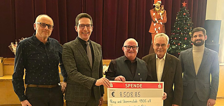 Das Bild zeigt die Spendenübergabe der Förderstiftung durch den 1. Bürgermeister an den RSC Rehau