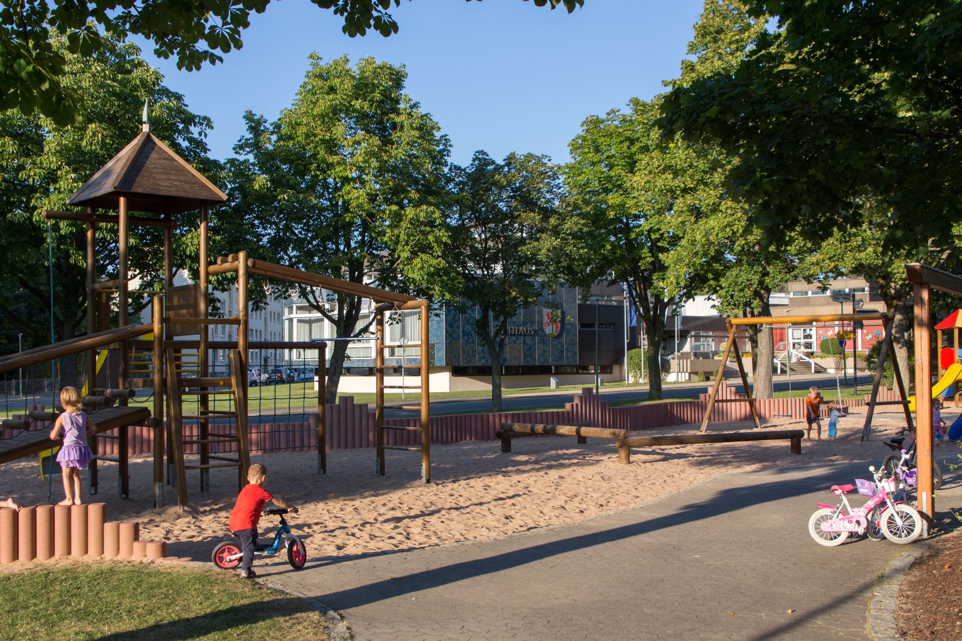 Auf dem Bild ist der Spielplatz in der Martin-Luther-Straße zu sehen.