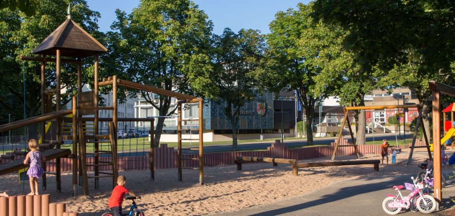 Auf dem Bild ist der Spielplatz in der Martin-Luther-Straße zu sehen.