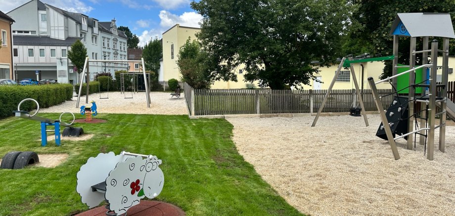 Das Bild zeigt den Spielplatz in der Fabrikstraße, der erst kürzlich erneuert wurde.