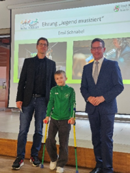 Das Bild zeigt Emil Schnabel, Herrn von Mammen und den Bürgermeister Michael Abraham bei der Sportlerehrung.