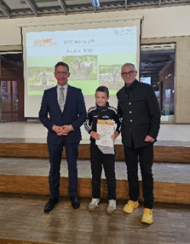 Das Bild zeigt Korbinian Baier, seinen Vater und den Bürgermeister Michael Abraham bei der Sportlerehrung.