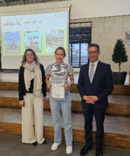 Das Bild zeigt Katja Stöcker, die 3. Bürgermeisterin Kerstin Kropf und den Bürgermeister Michael Abraham bei der Sportlerehrung.