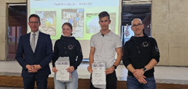 Das Bild zeigt Paula Festel, Timo Lottes, Sebastian Pieper und den Bürgermeister Michael Abraham bei der Sportlerehrung.