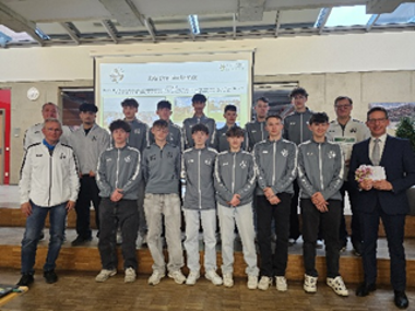 Das Bild zeigt die Fußballer der C1 Jugendmannschaft der JSG Dreiländereck den Bürgermeister Michael Abraham bei der Sportlerehrung.