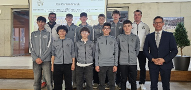 Das Bild zeigt die Fußballer der C2 Jugendmannschaft der JSG Dreiländereck den Bürgermeister Michael Abraham bei der Sportlerehrung.