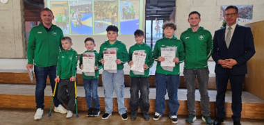 Das Bild zeigt einige Ringer des RSC Rehau und den Bürgermeister Michael Abraham bei der Sportlerehrung.