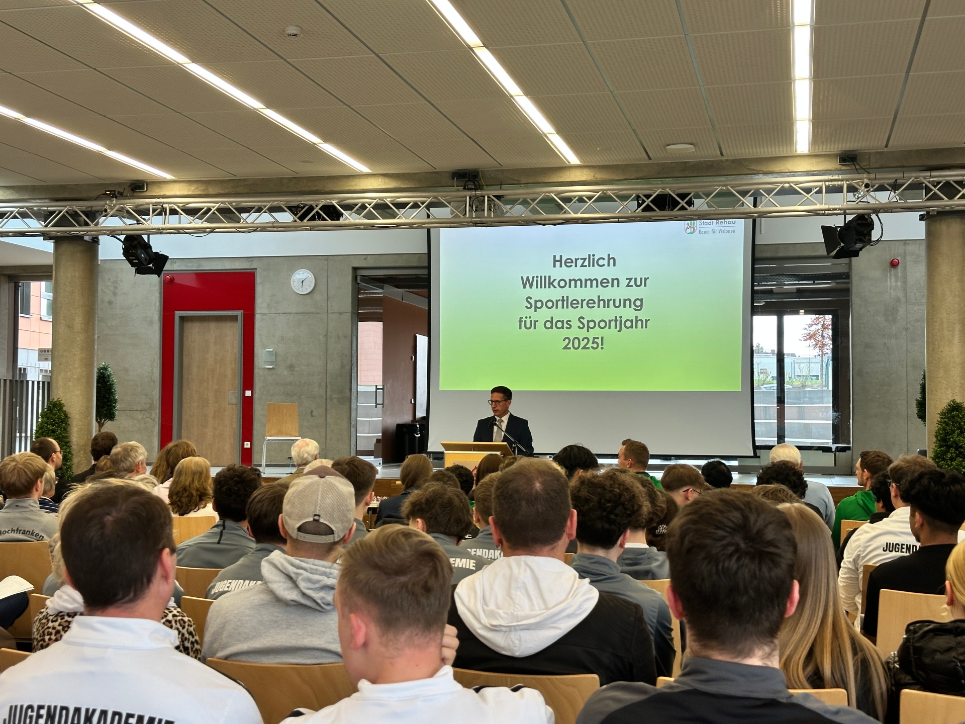 Das Bild zeigt eine Aufnahme der Sportlerehrung 2025