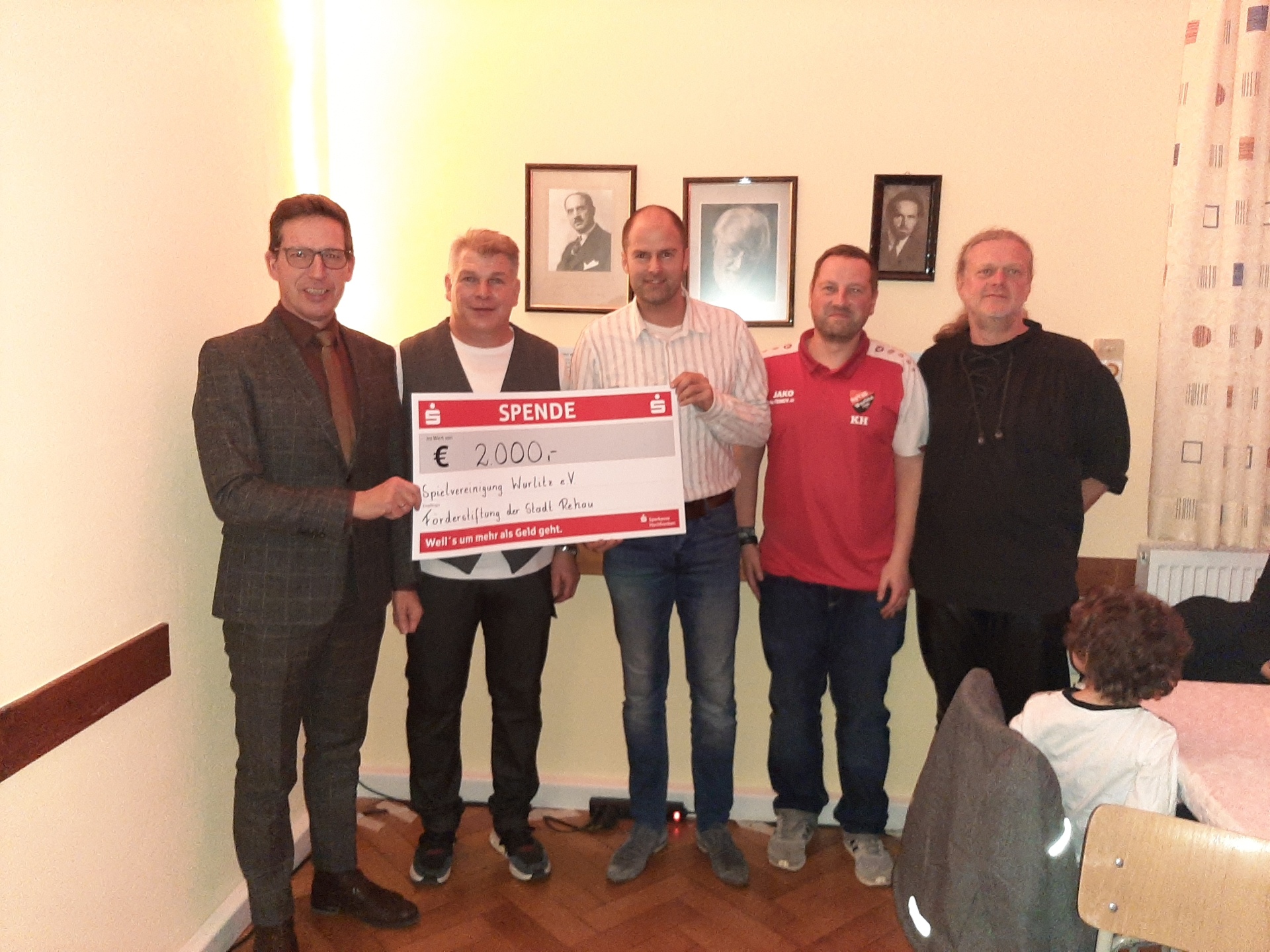 Das Bild zeigt die Übergabe des Schecks durch den Bürgermeister an die SpVgg Wurlitz.