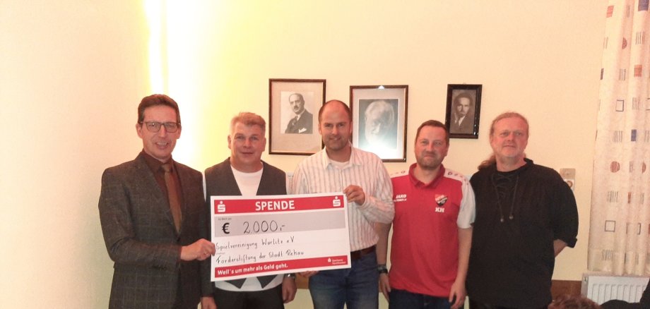 Das Bild zeigt die Übergabe des Schecks durch den Bürgermeister an die SpVgg Wurlitz.