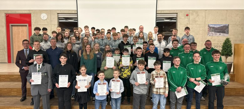 Das Bild zeigt die geehrten Sportlerinnen und Sportler der Sportlerehrung der Stadt Rehau für das Sportjahr 2024 und Bürgermeister der Stadt Rehau, Michael Abraham.