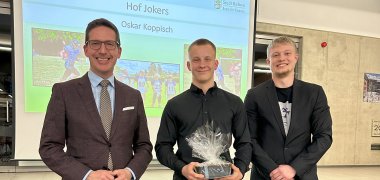 Das Bild zeigt Bürgermeister Abraham mit Oskar Koppisch (Hof Jokers) und seinem Trainer.
