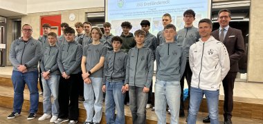 Das Bild zeigt Bürgermeister Abraham mit geehrten Sportlern der JSG Dreiländereck.