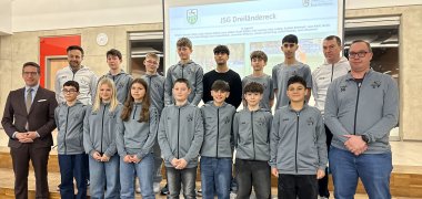 Das Bild zeigt Bürgermeister Abraham mit geehrten Sportlern der JSG Dreiländereck.