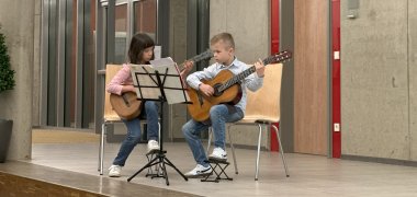 Das Bild zeigt Alice Hartmann und Emil Schnabel, die den Abend musikalisch mit ihren Gitarrren umrahmt haben.