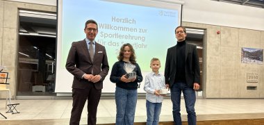 Das Bild zeigt Bürgermeister Abraham neben Emil Schnabel und Rosalie Taucher, die den Abend musikalisch umrahmt haben, sowie Musikschulleiter Christopher von Mammen.