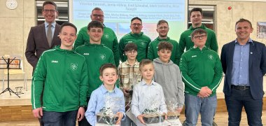 Das Bild zeigt Bürgermeister Abraham mit geehrten Sportlern des RSC Rehau.