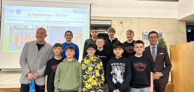 Das Bild zeigt Bürgermeister Abraham mit geehrten Sportlern der SG Regnitzlosau.