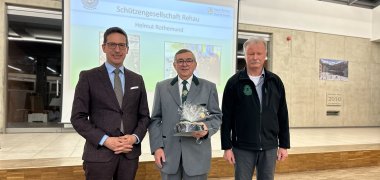 Das Bild zeigt Bürgermeister Abraham mit Helmuth Rothemund (Schützengesellschaft Rehau) und seinem Trainer.