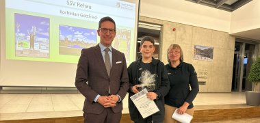 Das Bild zeigt Bürgermeister Abraham neben Korbinian Gottfried (SSV Rehau) und der 2. Vorständin Brita Doller.